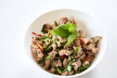 Heyecan kızarmış domuz eti ve fesleğen ile tepesinde 