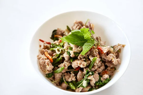 Heyecan kızarmış domuz eti ve fesleğen ile tepesinde 