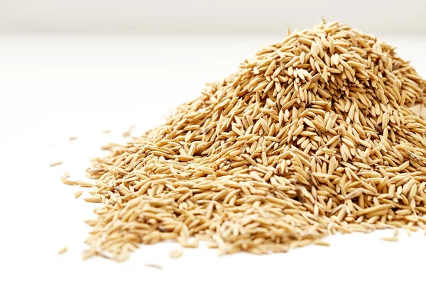 Beyaz arka planda çeltik pirinç