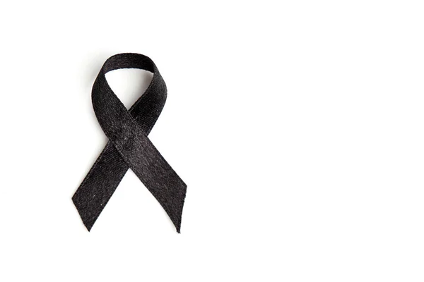 siyah kurdele üzerine beyaz izole