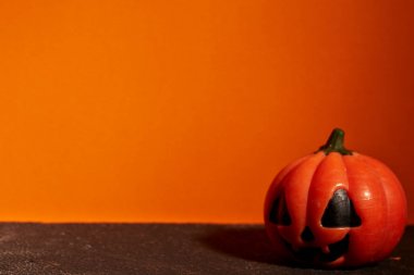 Cadılar Bayramı tatil kavramı üzerinde ahşap masa kabak