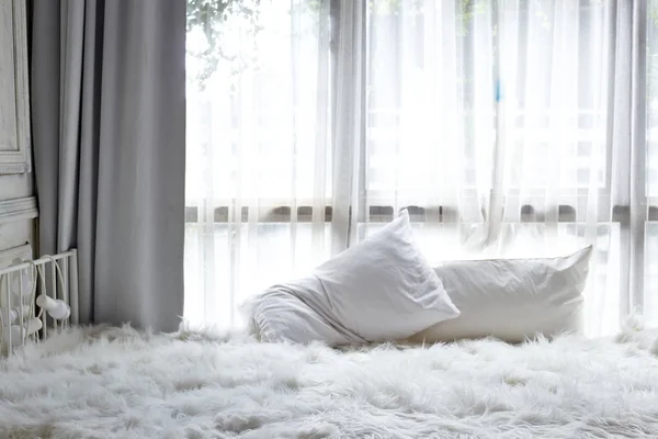 Dormitorio blanco con cortina blanca en la ventana —  Fotos de Stock