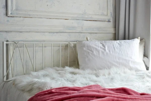 Белая спальня с белой занавеской на окне — стоковое фото
