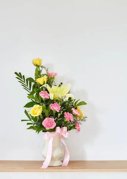 Vase with flowers — Stock Photo, Image