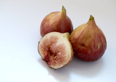 Beyaz arka planda dilimlenmiş taze incirler.