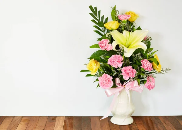 Букет цветов в вазе на деревянном столе — стоковое фото