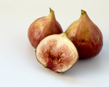 Beyaz arka planda dilimlenmiş taze incirler.