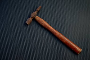 siyah arka plan üstten görünüm üzerinde bir çalışma aracı çekiç