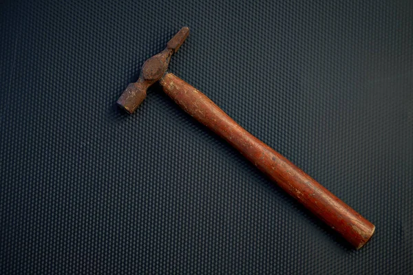 siyah arka plan üstten görünüm üzerinde bir çalışma aracı çekiç