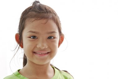 Beyaz arka plan üzerinde Asyalı küçük kız closeup portresi