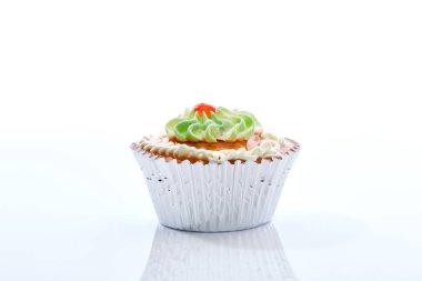 küp kek üzerine beyaz izole