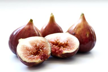 Olgun tatlı incirler Beyazlar üzerinde izole