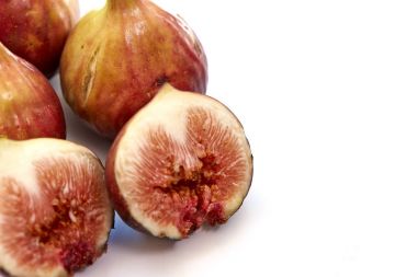 Olgun tatlı incirler Beyazlar üzerinde izole