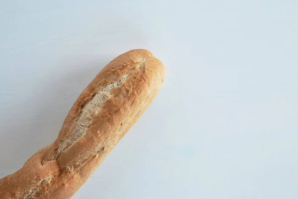 Французский хлеб багет на белом фоне стола — стоковое фото