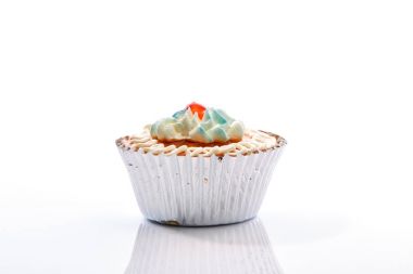 küp kek üzerine beyaz izole