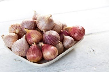 Beyaz masa üzerinde sağlıklı taze sarımsak