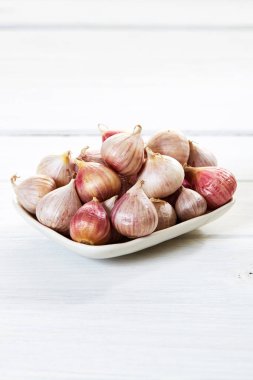 Beyaz masa üzerinde sağlıklı taze sarımsak