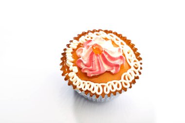 küp kek üzerine beyaz izole