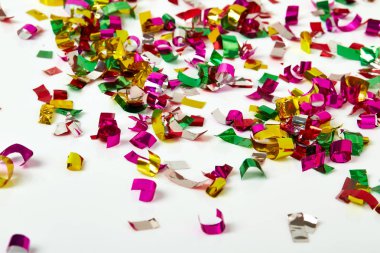 beyaz zemin üzerine konfeti yakın çekim