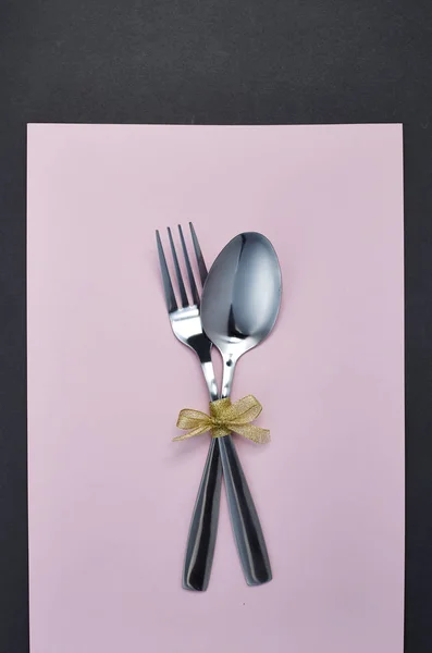 Set mesa con cuchara de plata y servilleta blanca — Foto de Stock
