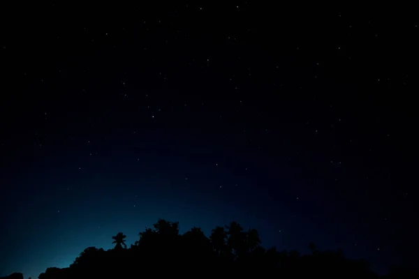 Natt blå himmel stjärnor bakgrund — Stockfoto