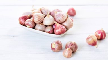 Beyaz masa üzerinde sağlıklı taze sarımsak