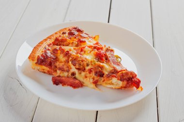 En iyi İtalyan rustik bir dilim pizza görünümünü düz beyaz ahşap masa arka plan kavramı üzerinde yatıyordu gıda