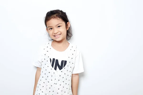 Retrato Bonito Cabelo Longo Feliz Criança Menina Asiático Preto Cabelo — Fotografia de Stock