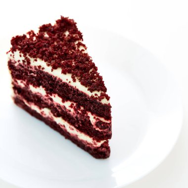 Kırmızı kadife kek beyaz arka plan üzerinde kesme.