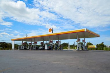 Nakhon Pathom, Thailand - Octoder 22 kabuk yakıt ve benzin istasyonu ve araba tamir tarih Octoder 22,2017: Nakhon Pathom, Thailand