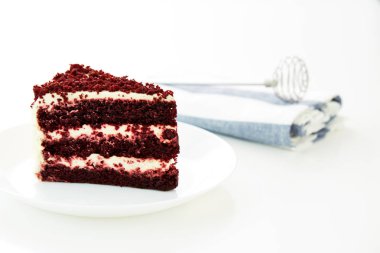 Kırmızı kadife kek beyaz arka plan üzerinde kesme kaşık