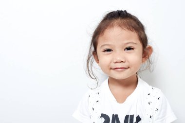 Portre mutlu çocuk güzel küçük kız Asya ve siyah saç. Hareketleri