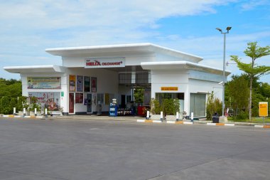 Nakhon Pathom, Thailand - Octoder 22 kabuk yakıt ve benzin istasyonu ve araba tamir tarih Octoder 22,2017: Nakhon Pathom, Thailand