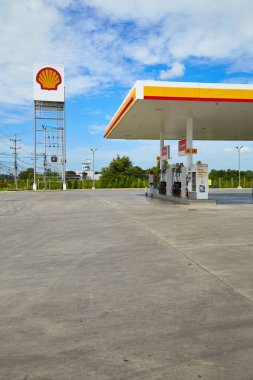 Nakhon Pathom, Thailand - Octoder 22 kabuk yakıt ve benzin istasyonu ve araba tamir tarih Octoder 22,2017: Nakhon Pathom, Thailand