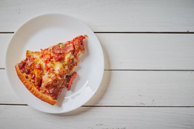 En iyi İtalyan rustik bir dilim pizza görünümünü düz beyaz ahşap masa arka plan kavramı üzerinde yatıyordu gıda