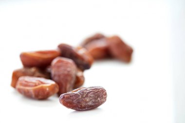 Öbek üzerinde beyaz izole meyve kuru tarihi