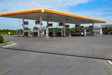 Nakhon Pathom, Thailand - Octoder 22 kabuk yakıt ve benzin istasyonu ve araba tamir tarih Octoder 22,2017: Nakhon Pathom, Thailand