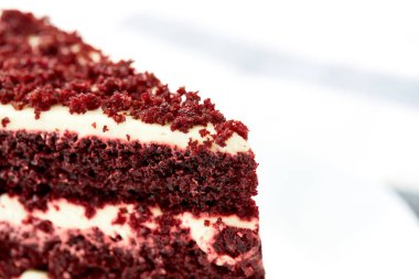 Kırmızı kadife kek beyaz arka plan üzerinde kesme.