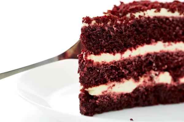 Cuchara Cortar Pastel Terciopelo Rojo Sobre Fondo Blanco — Foto de Stock