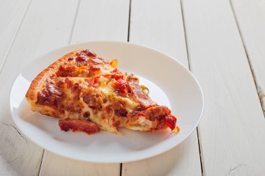 En iyi İtalyan rustik bir dilim pizza görünümünü düz beyaz ahşap masa arka plan kavramı üzerinde yatıyordu gıda