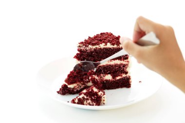 Kırmızı kadife kek beyaz arka plan üzerinde kesme kaşık