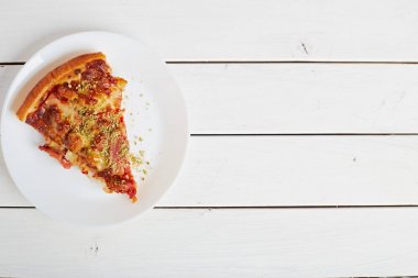 En iyi İtalyan rustik bir dilim pizza görünümünü düz beyaz ahşap masa arka plan kavramı üzerinde yatıyordu gıda
