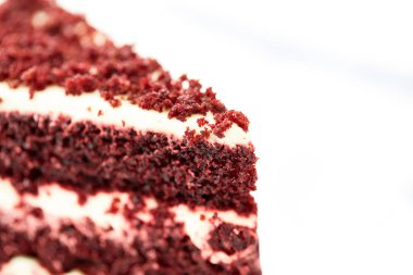 Kırmızı kadife kek beyaz arka plan üzerinde kesme.