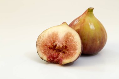 Taze incir. Yarım ve çeyrek beyaz arka plan üzerinde izole meyve