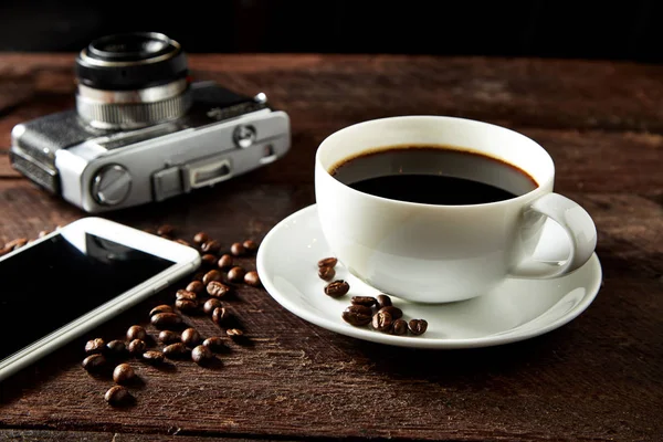 Kaffe Kamera Och Smartphone Träbord Resor Konceptet — Stockfoto