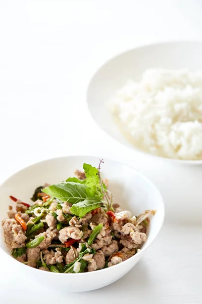 Míchá Smažené Vepřové Maso Bazalkou Misce Rýže Desce Stolu Bílém — Stock fotografie