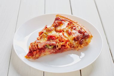 En iyi İtalyan rustik bir dilim pizza görünümünü düz beyaz ahşap masa arka plan kavramı üzerinde yatıyordu gıda