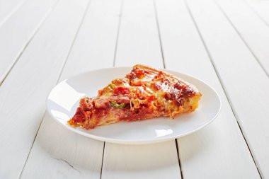 En iyi İtalyan rustik bir dilim pizza görünümünü düz beyaz ahşap masa arka plan kavramı üzerinde yatıyordu gıda