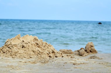 Arkadaki kumsalda kumdan kale denizdir her şey için concep