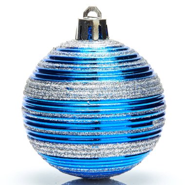 Beyaz arka plan üzerinde izole mavi Glitter Noel dekor topu